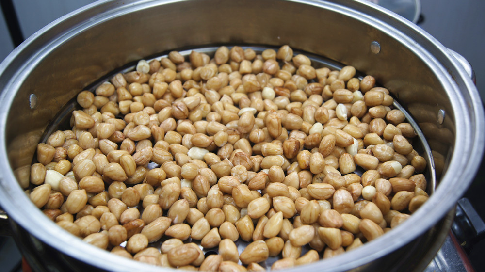 Steaming the peanuts in a pot works great!The old nanny teaches you to