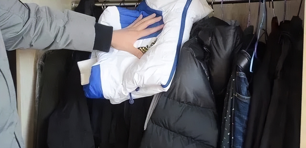 When storing down jackets, should they be stacked or hung? iNEWS