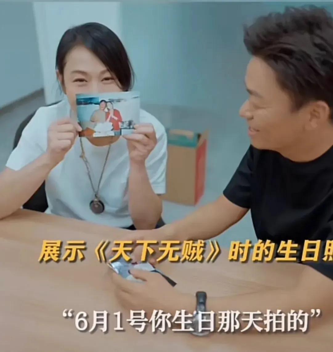 Wang Baoqiang and Liu Ruoying embrace each other intimately, a photo ...