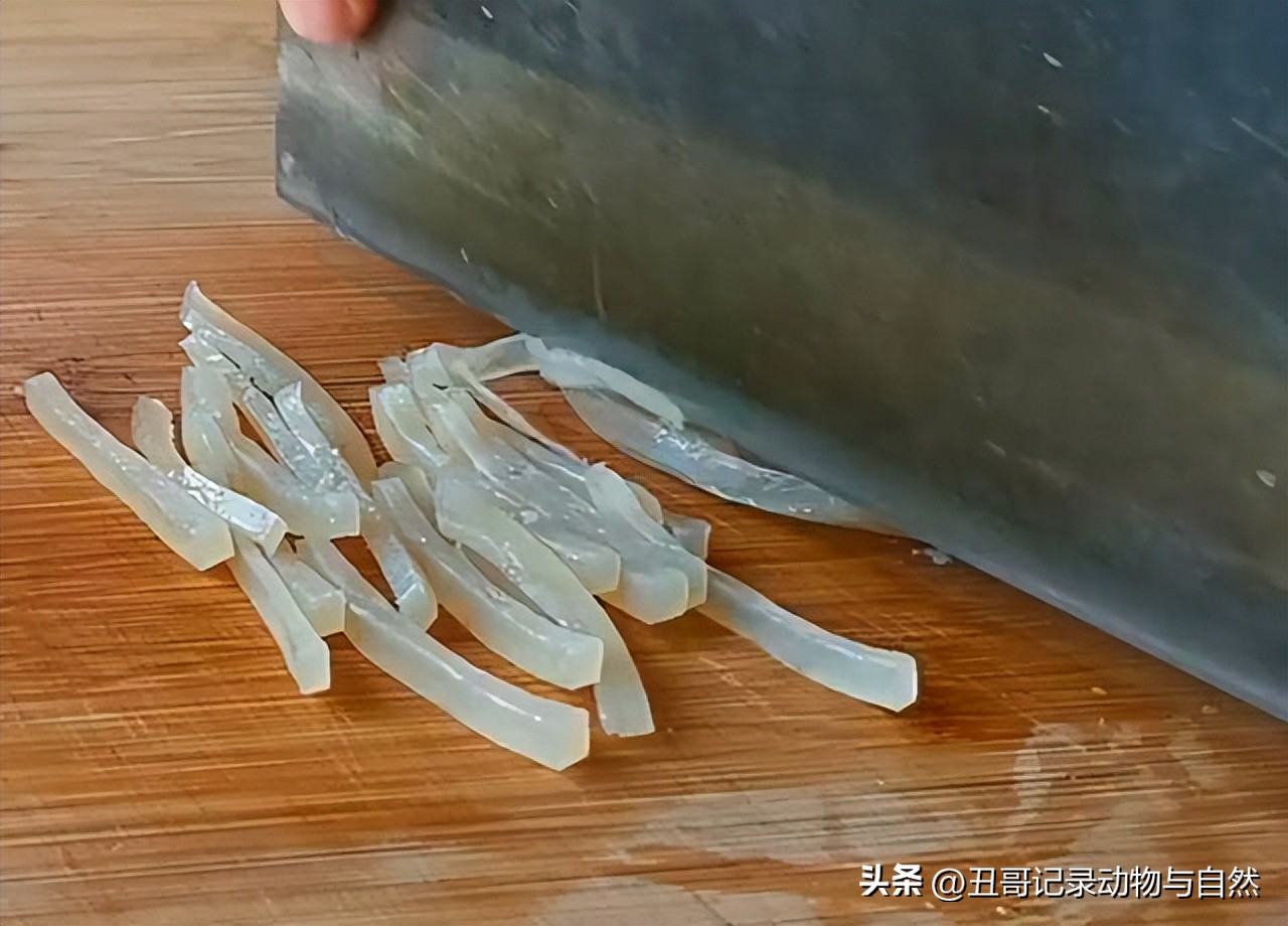 Use pig skin to make jelly, which is nutritious and delicious, with a