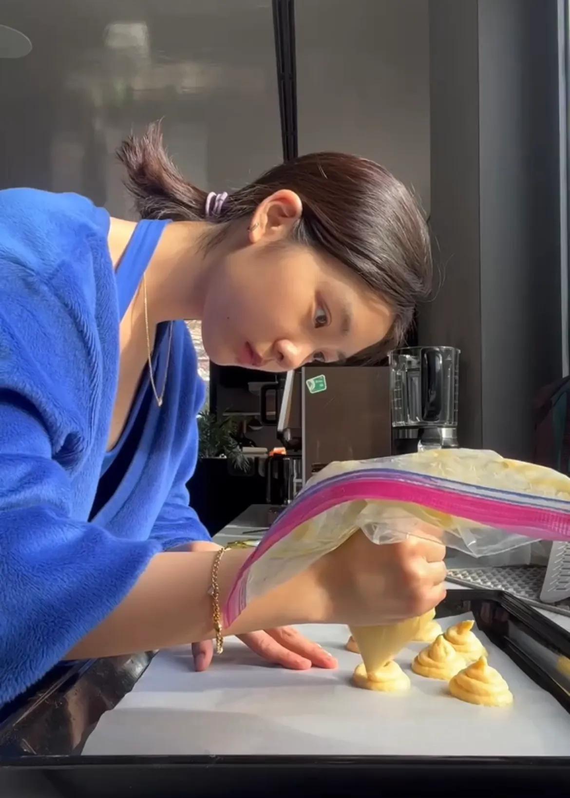 Duoduo made puffs to celebrate the birthday of her 9-year-old sister ...