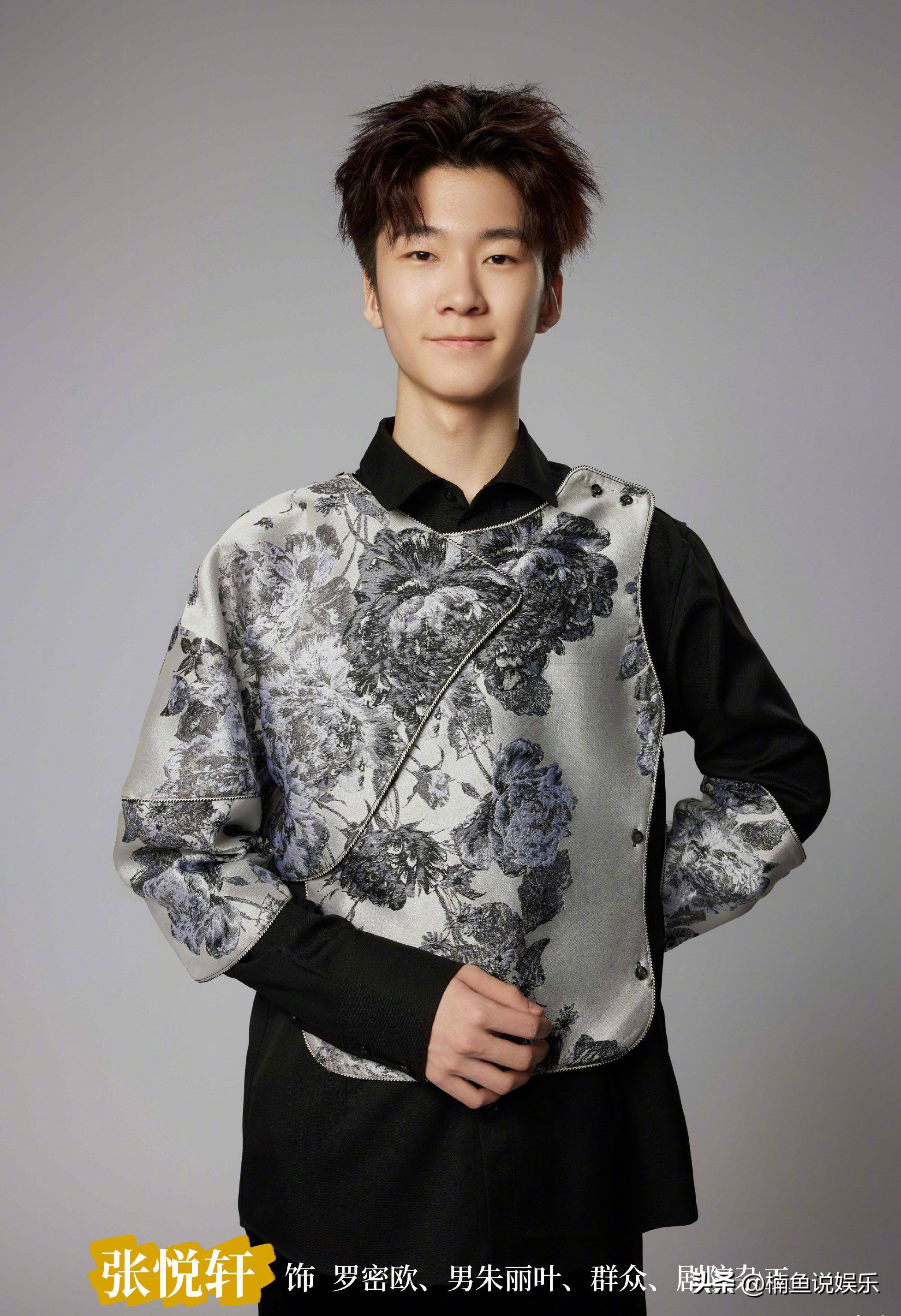A recent photo of 15-year-old Tiantian was exposed. He looks handsome ...