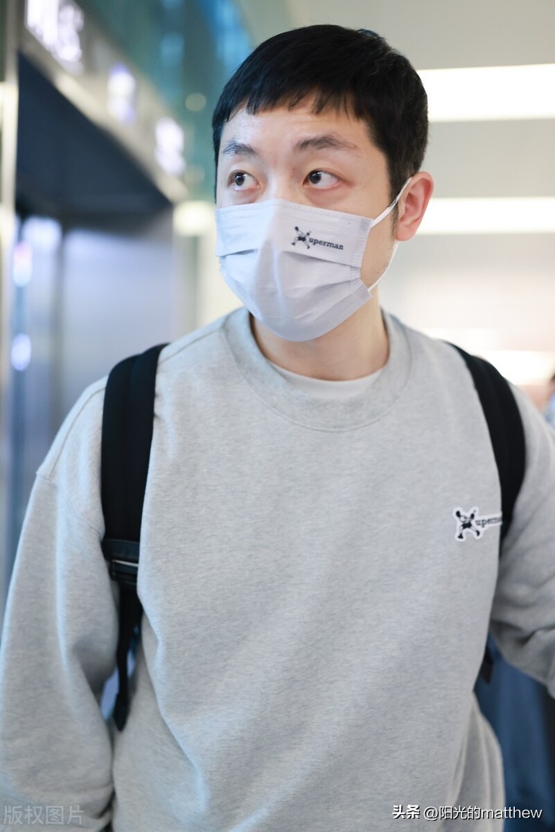 Xu Ting appeared at Shanghai Airport, dressed in casual clothes and ...