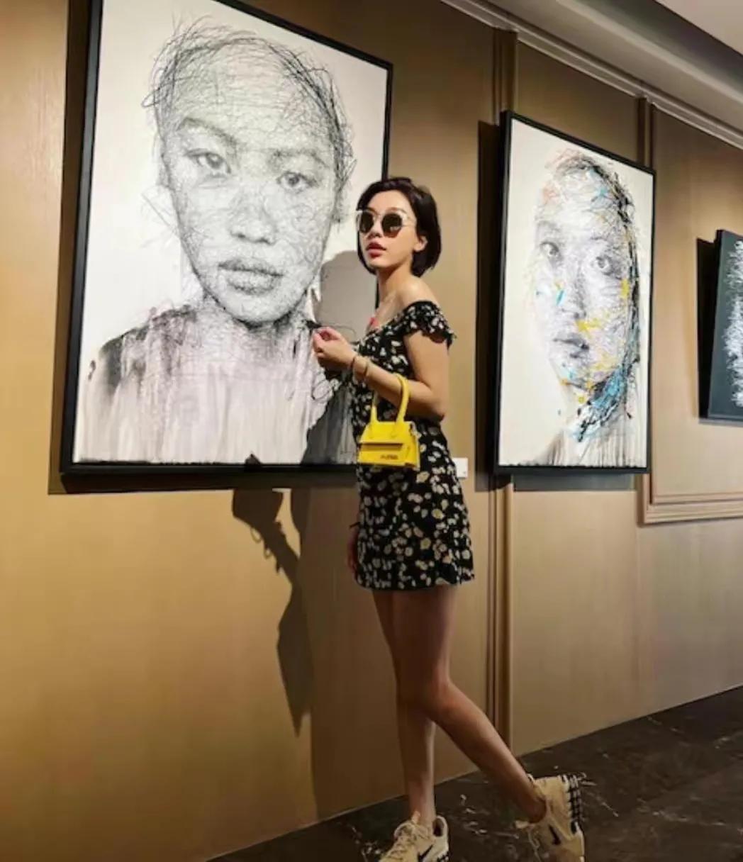 Qi Jiao is full of energy in watching the exhibition, high-profile show ...