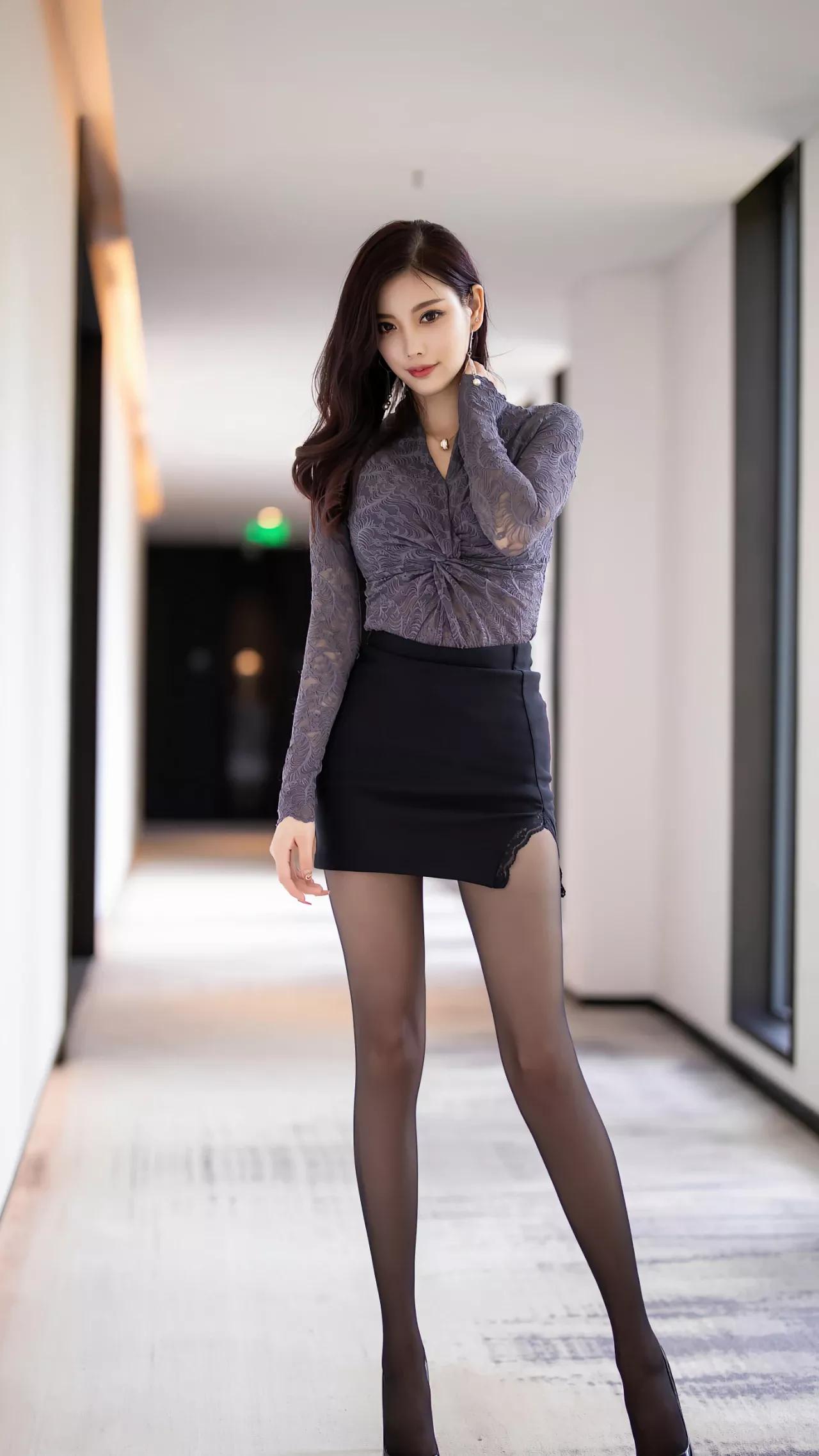 Yang Chenchen lace top with black skirt fashion photo - iMedia