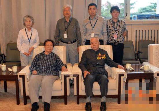 Zhang Yufeng took a photo with the descendants of the Mao family, and ...