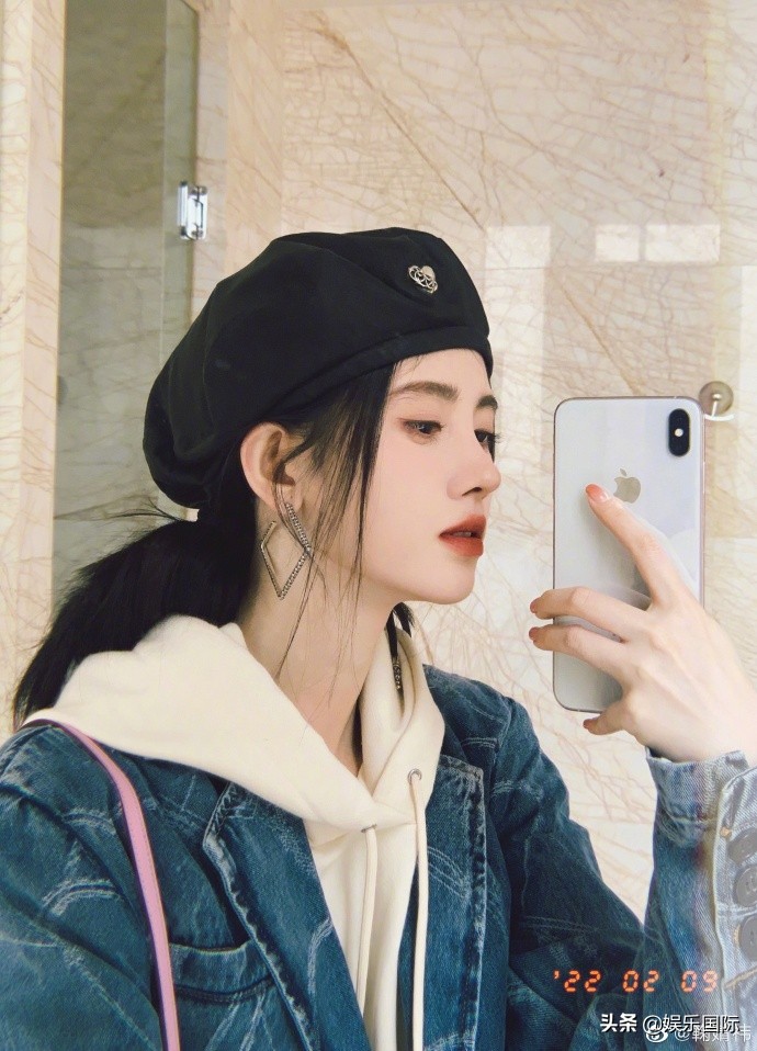 Ju Jingyi takes a selfie in the mirror and wears shorts to show her ...