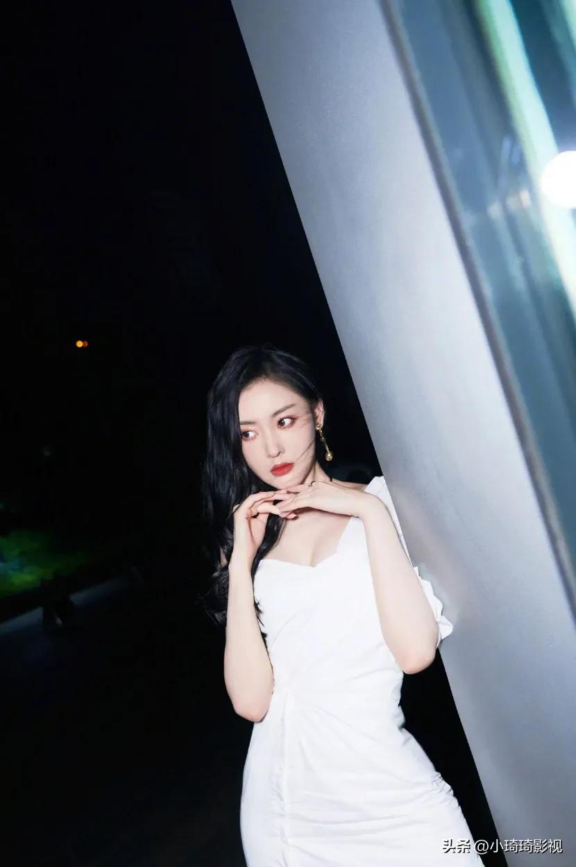 Goddess Zhang Tianaithe Black Night And White Clothes Are Extremely Sexy And The Bending