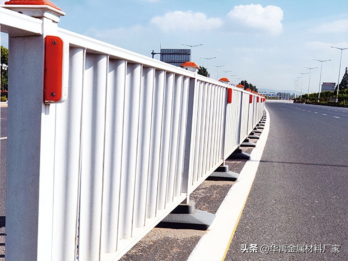 Metal Traffic Railing Rectangular How much is the price of zinc steel traffic anti-collision railing - iNEWS