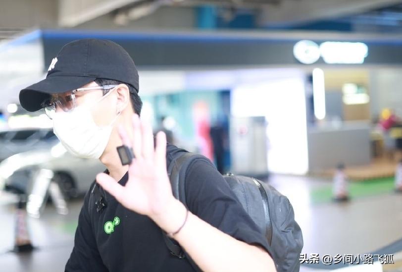 Huang Xuan showed up at Shanghai Hongqiao Airport and his wife went to ...