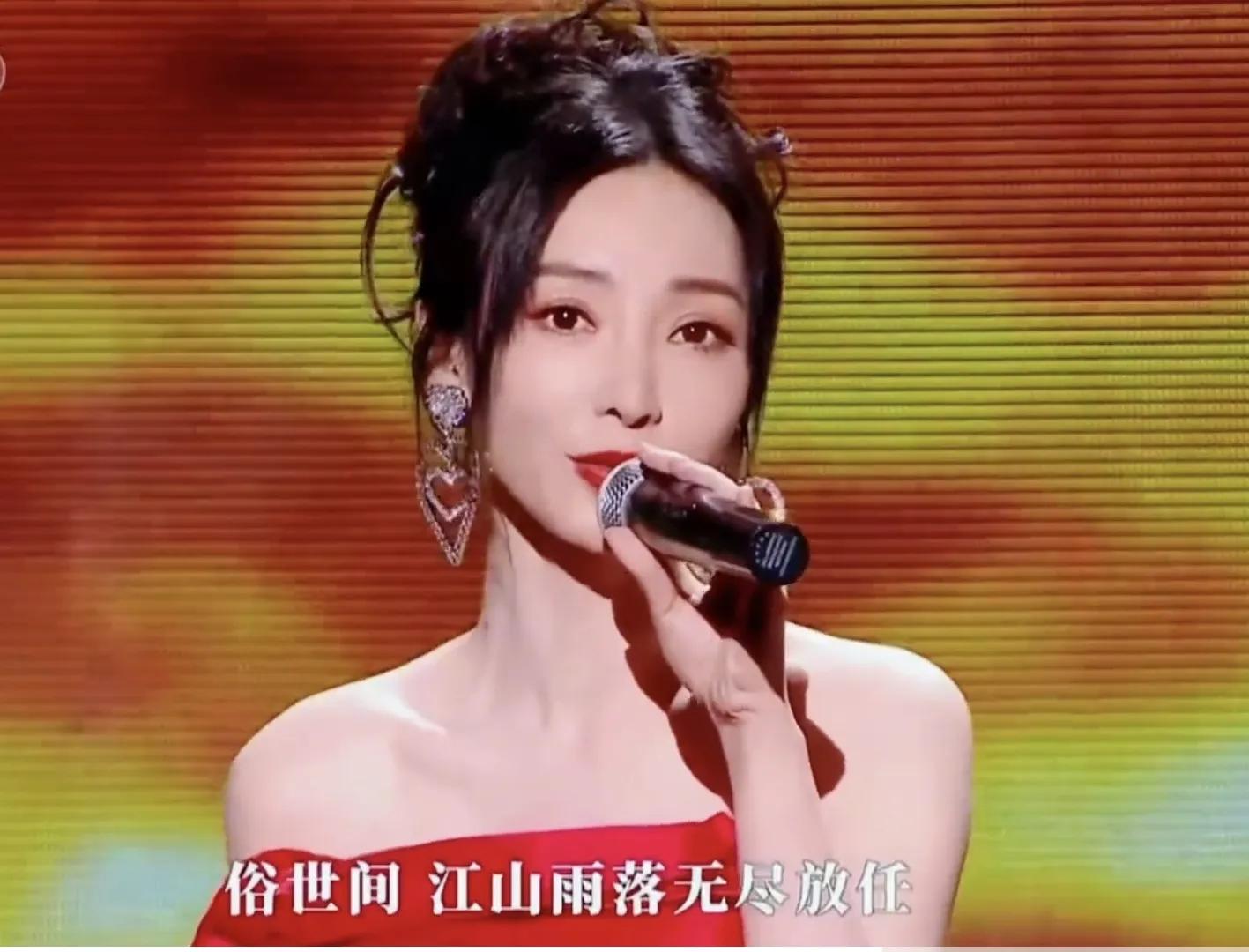 42-year-old Liu Yan and 28-year-old Xiao Yang dance together in the ...