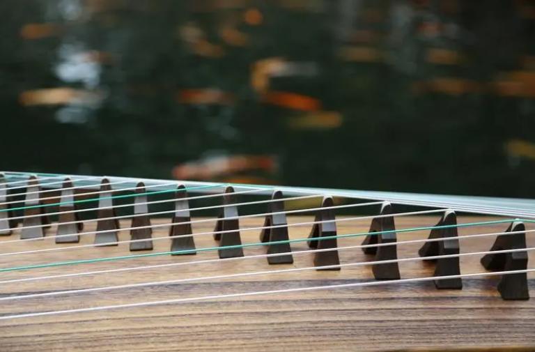 Why is the famous guzheng song "Deep Night" so sentimental yet sharp