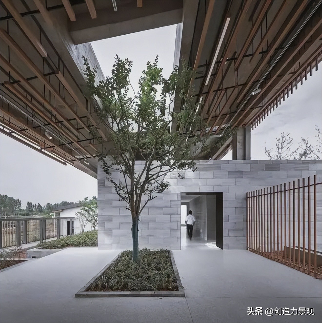 How to design a tree pool that makes the yard full of artistic sense