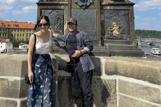 Jet Li and his youngest daughter travel together in the Czech Republic ...