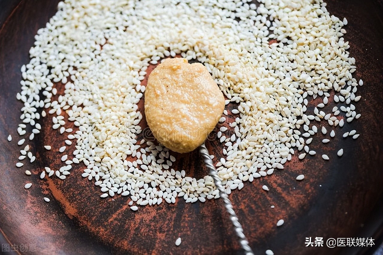 What are the benefits of eating sesame seeds?Which is better, black