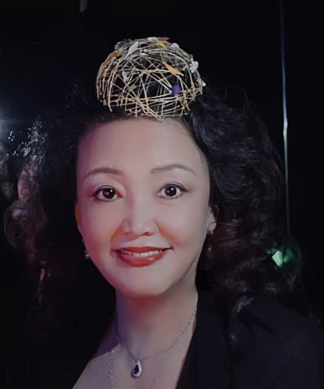 Zhang Lan, a drama star with a net worth of 2.5 billion, has a prodigal