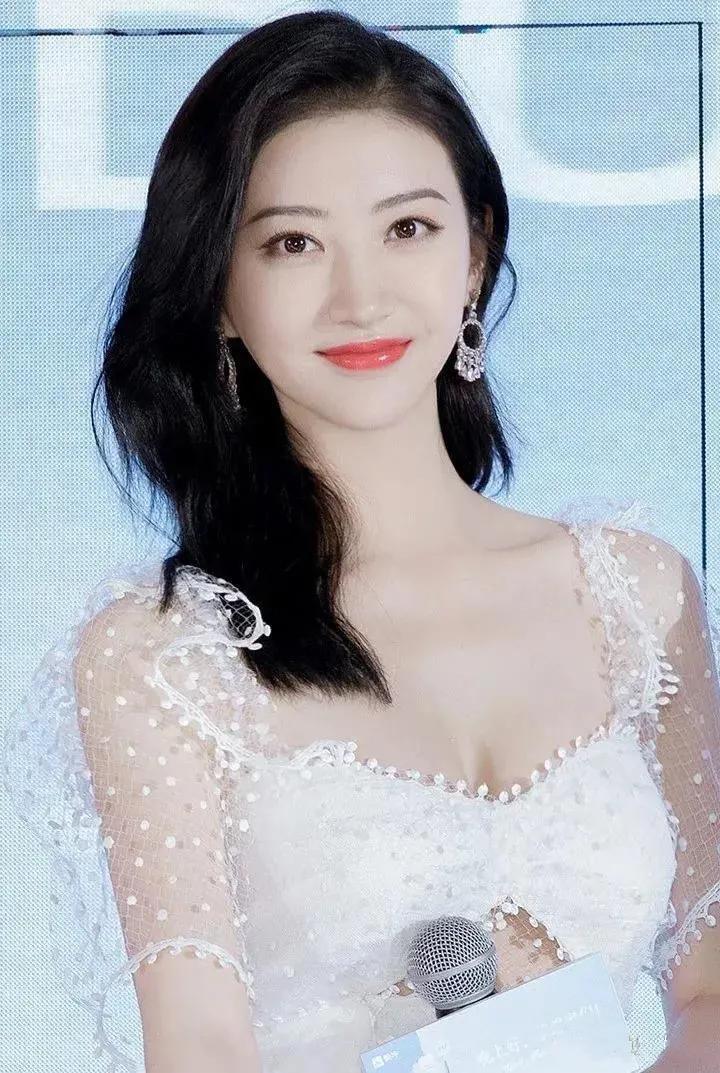 Jing Tian is so pretty in a white low-cut dress - iNEWS