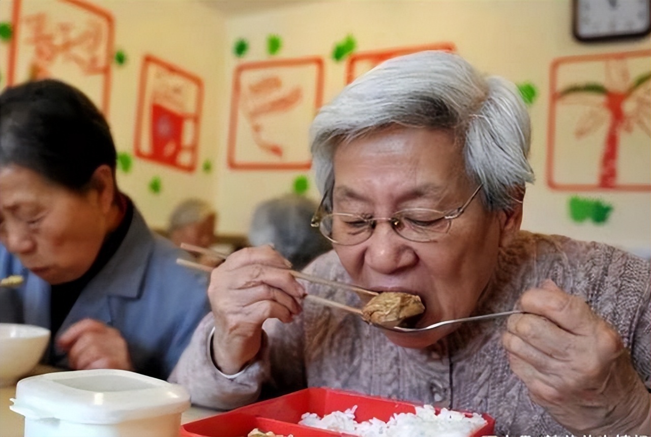 Who will live longer between meat lovers and vegetarians?Related