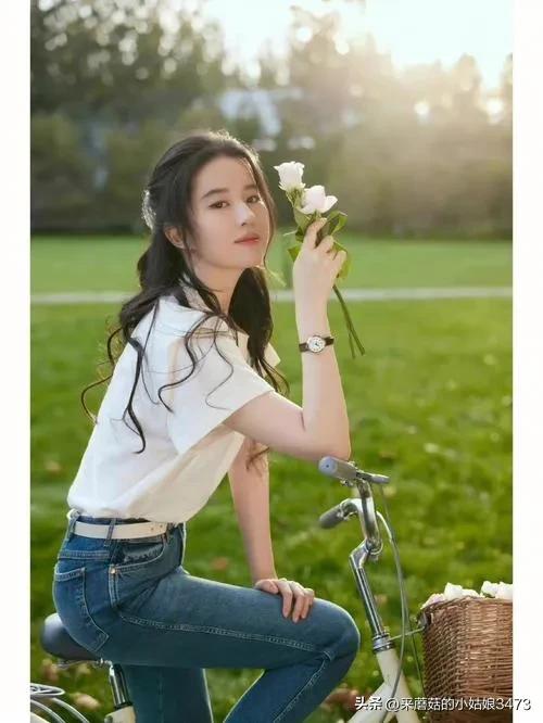 Liu Yifei's outfit in "Meet Yourself" iNEWS