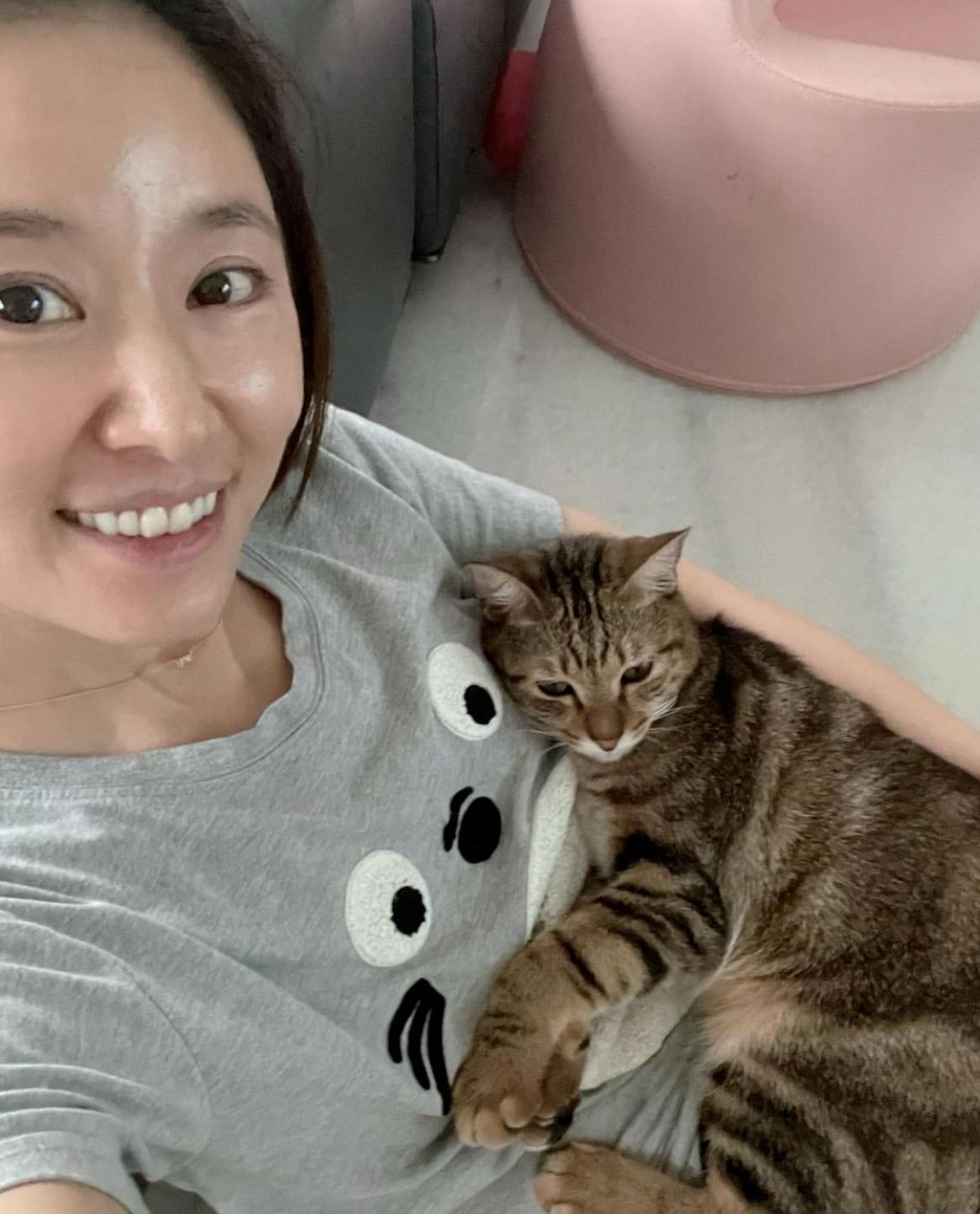 46 Year Old Ruby Lin Takes A Selfie In Pajamas Without Makeup The Skin