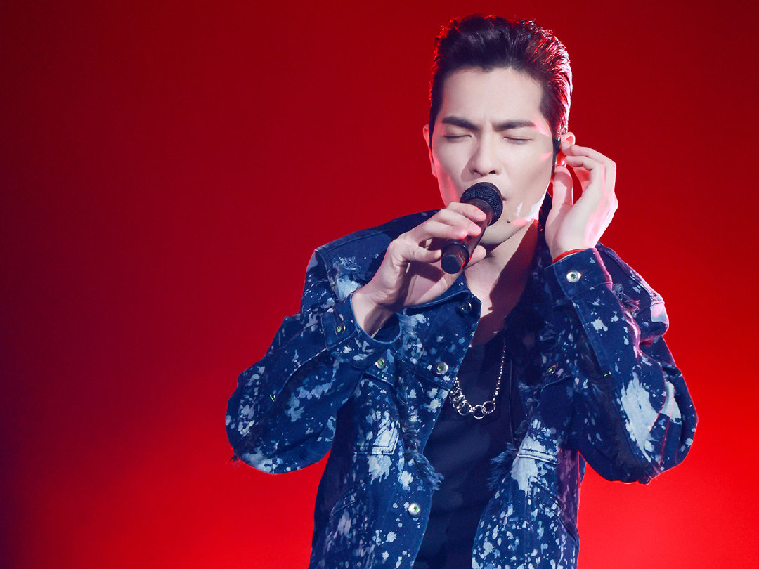 Jam Hsiao and Zhang Bichen sang "Lover Missed" to the fivemember band