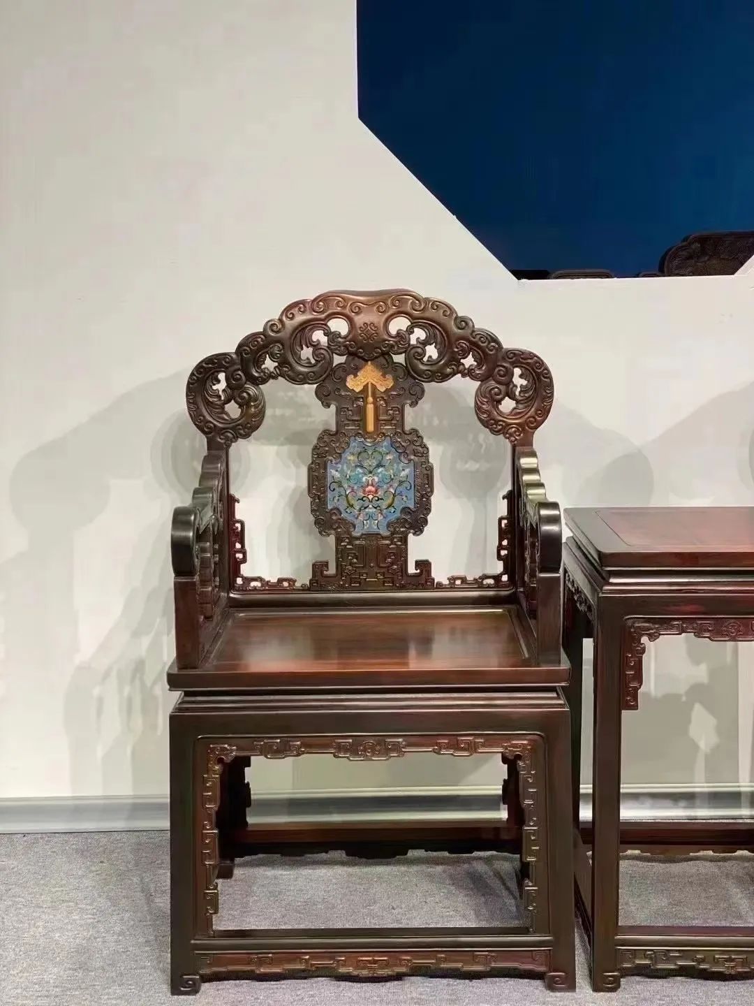 How to identify the highly soughtafter rosewood furniture? iNEWS