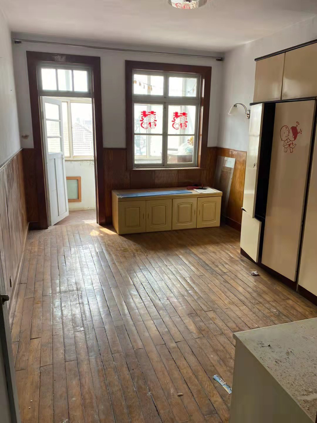 The 57 square meter one-character apartment is old and small, from no ...