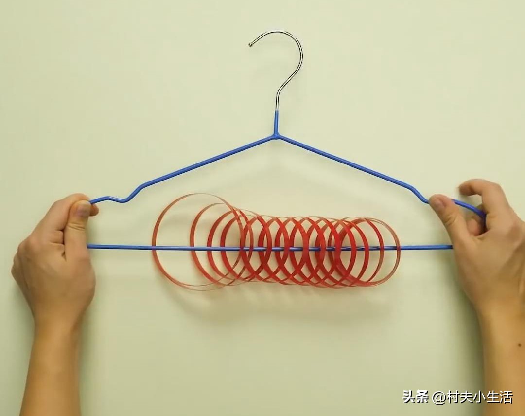 Don't throw away the old hangers, cut the plastic bottles into circles