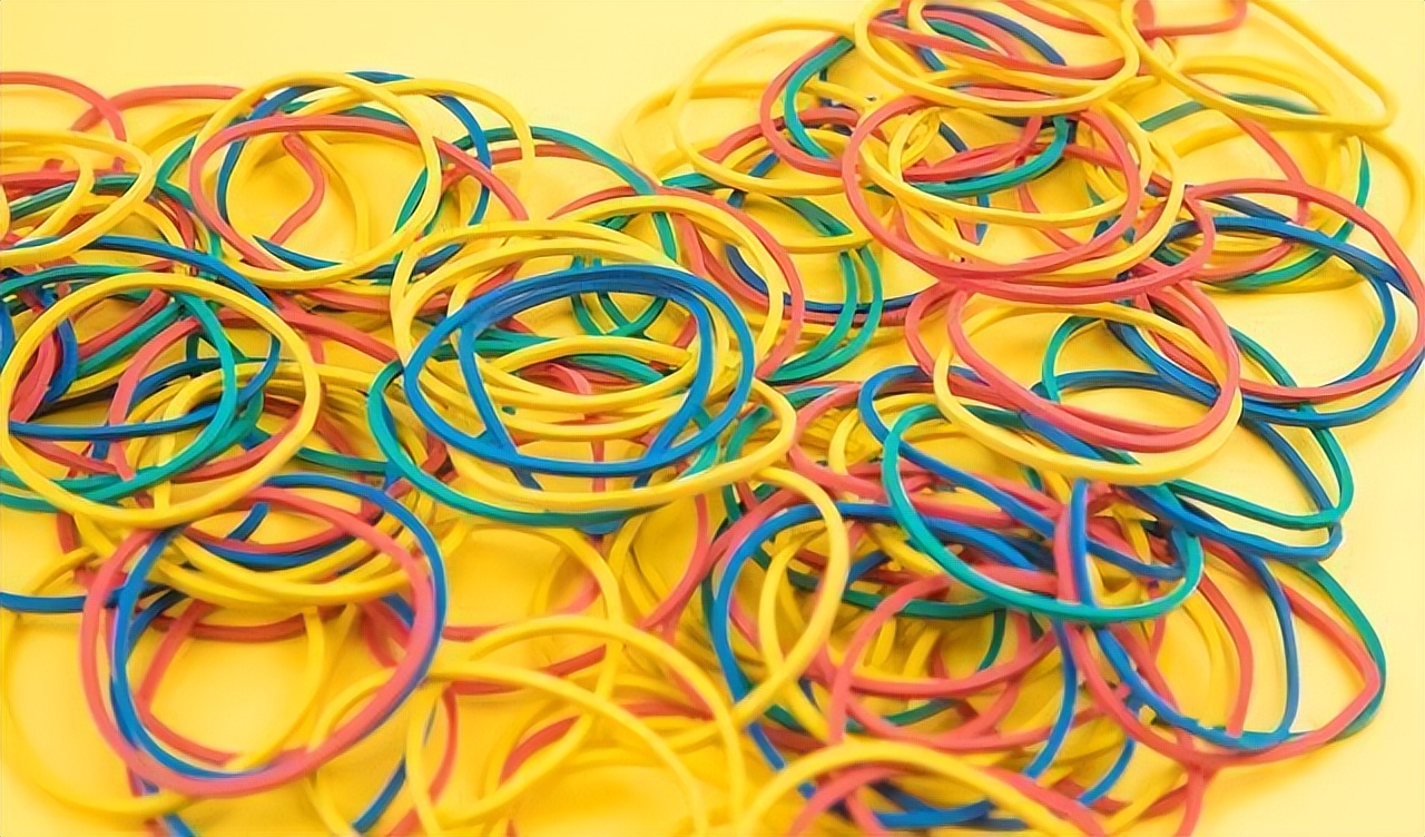 Putting a rubber band on your finger solves the worries of many parents