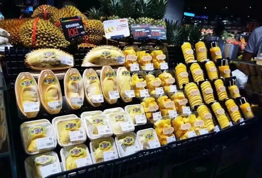 Supermarket fresh cut fruit display appreciation - iNEWS