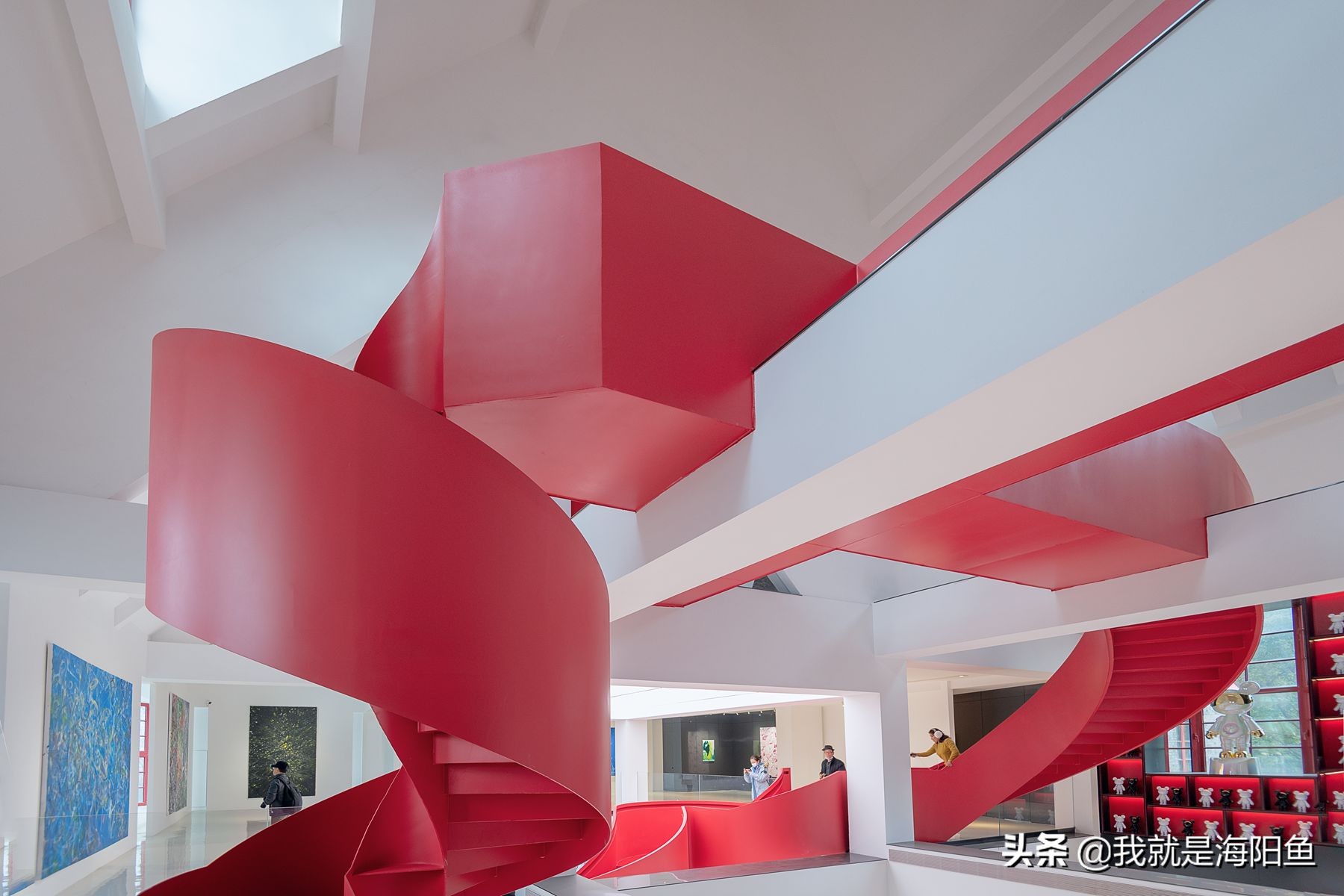 The red ribbon spiral staircase at the Young Museum is really beautiful ...