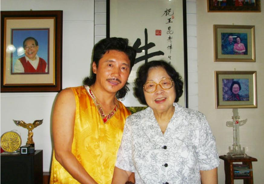 A Rong Singer Famous singer Rong Zhongerjia: