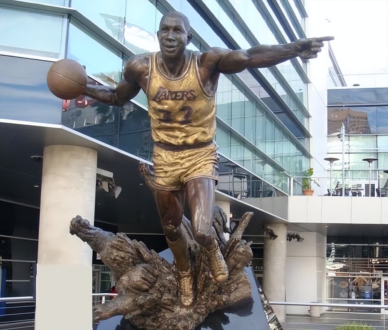 The Lakers have erected 4 statues, one is more classic than the other