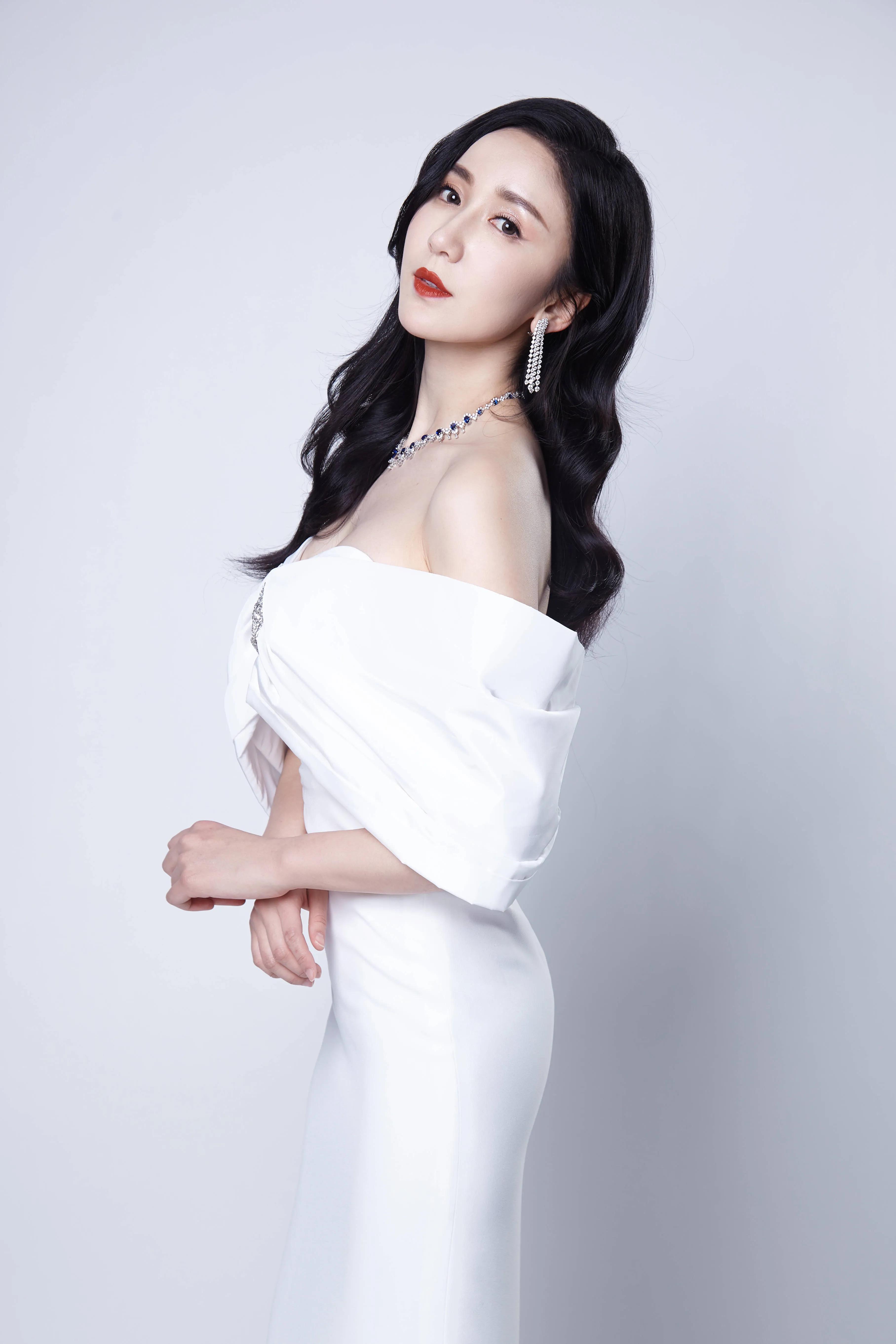 Beautiful Wallpapers - Issue 1151 - Lou Yixiao - iNEWS