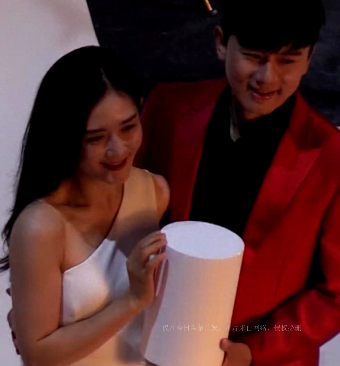 Zhang Jie and Xie Na teamed up to shoot an advertisement, hugging each ...