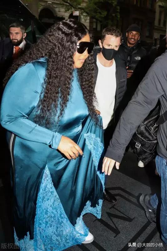 Lizzo is wearing a blue satin lace stitching dress + sunglasses casual ...