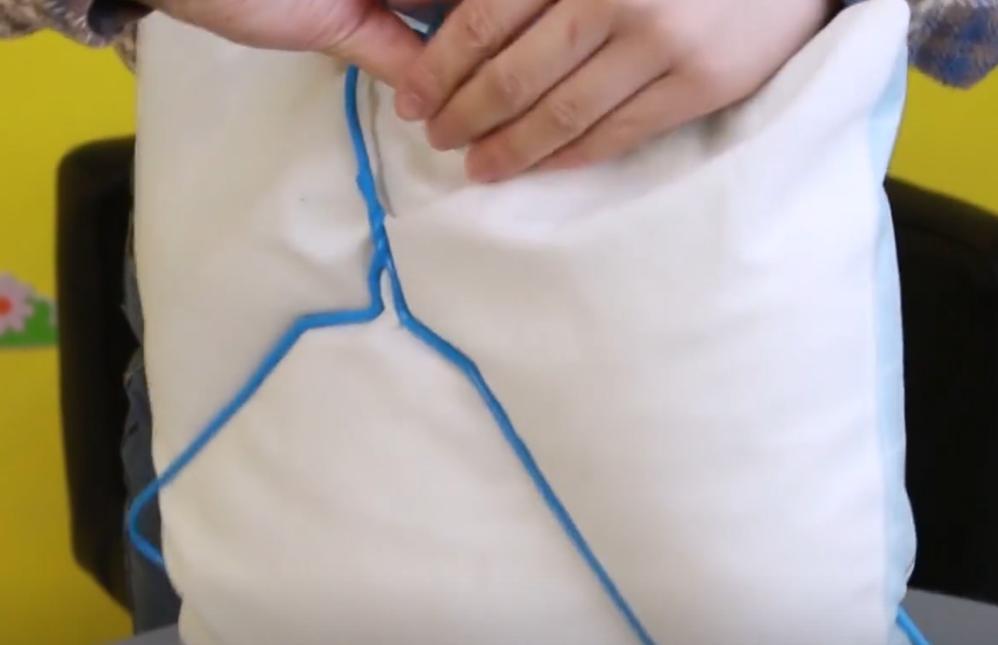 Don't throw away the old clothes hangers at home, there are 6 magical