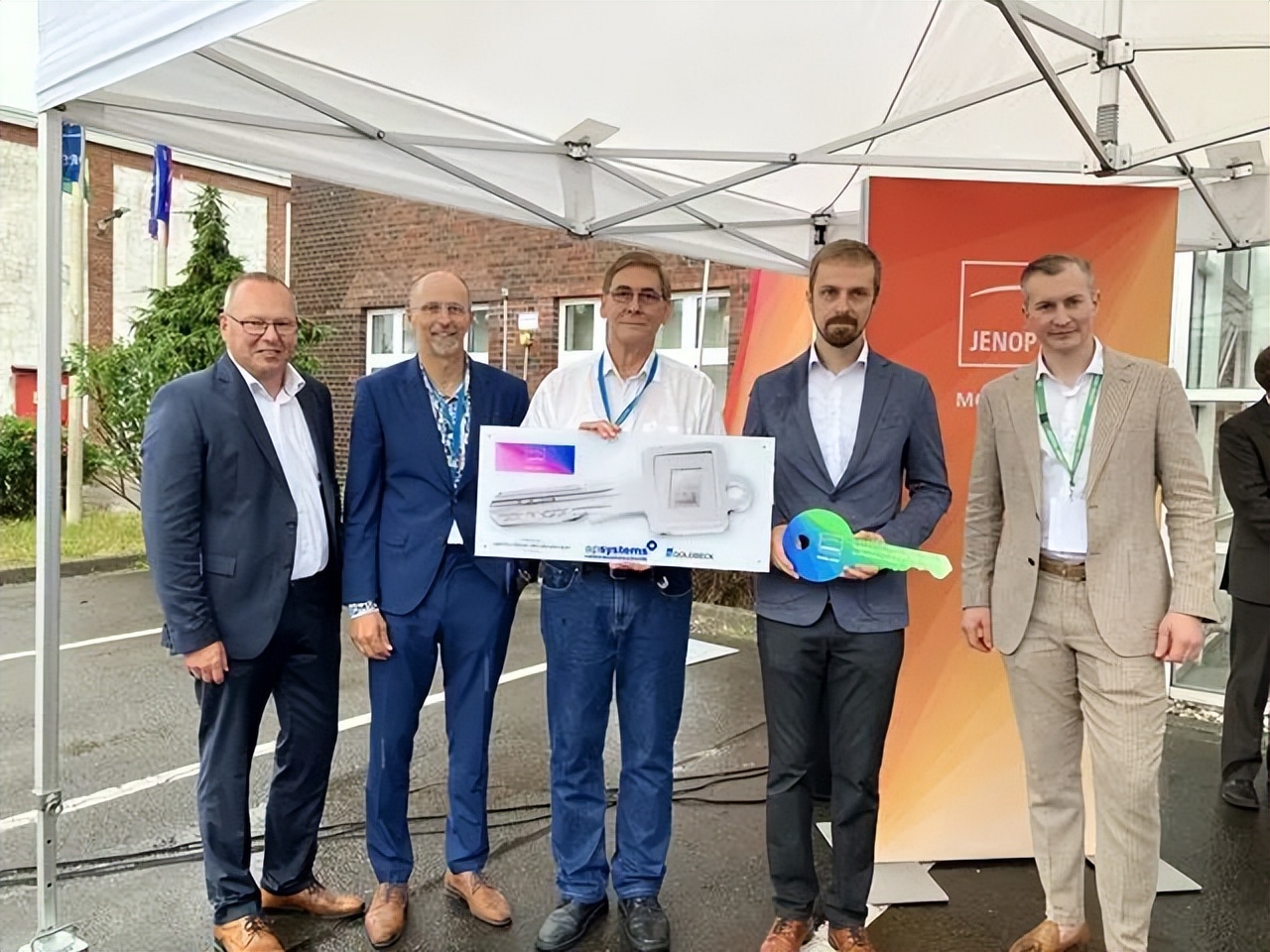 Optoelectronics giant builds factory to enter surgical robots iNEWS