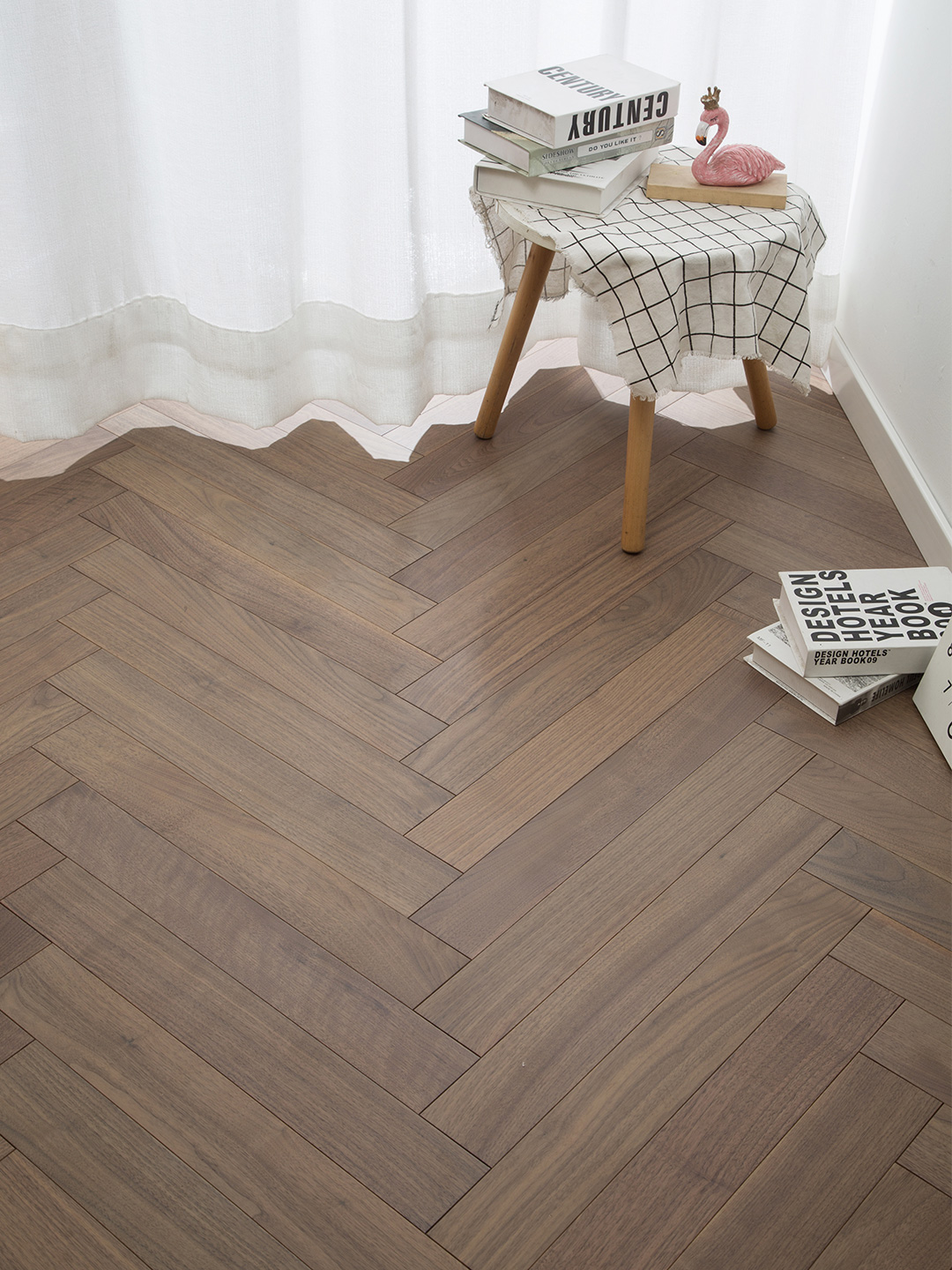 What is the reason for the "crunching" sound when stepping on the floor