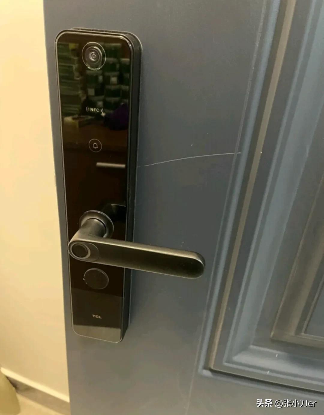 The elderly use smart door locks, which is much more convenient iMedia