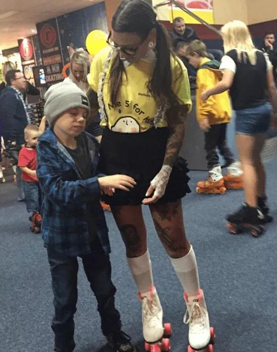 背著26歲殘疾失明的兒子週遊世界，這位43歲單親媽媽感動了上億人