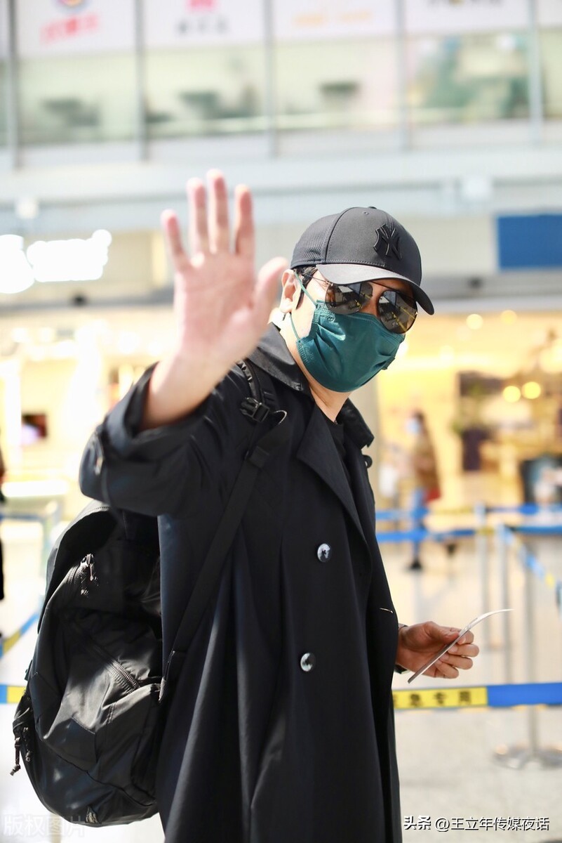 Luo Jialiang street shot in Beijing: baseball cap trench coat, handsome ...