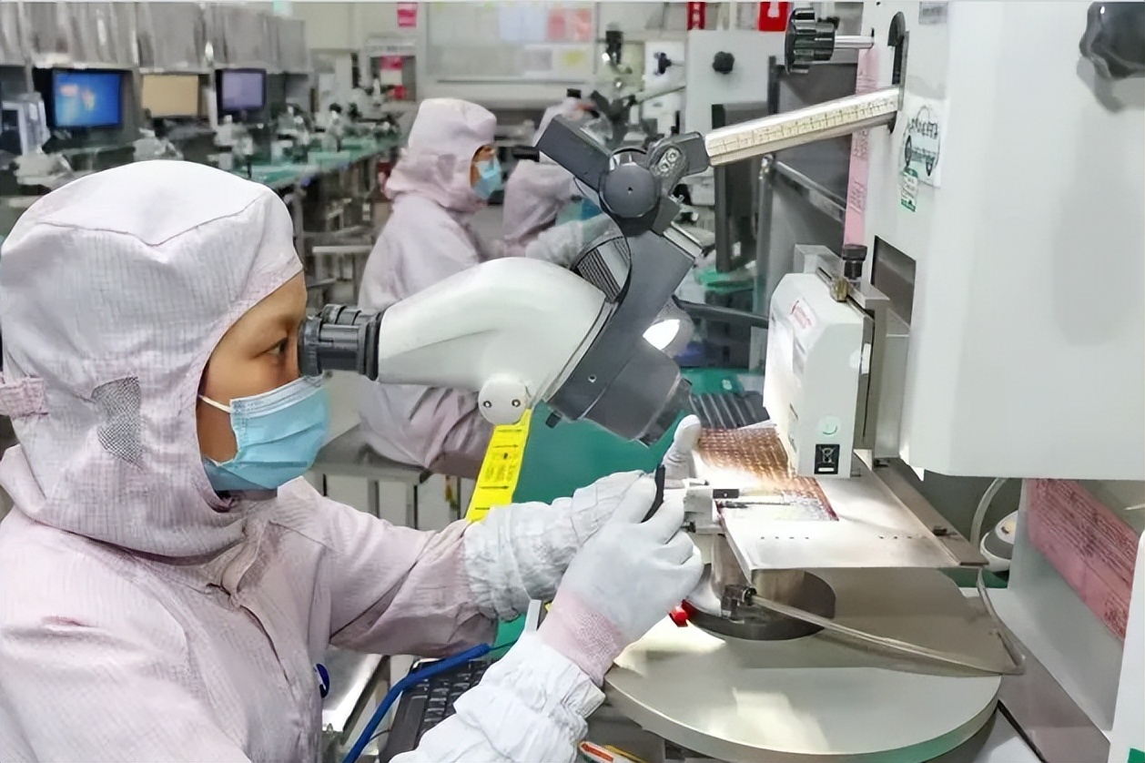 Chips are in short supply! In the "chip chess game", where is the way