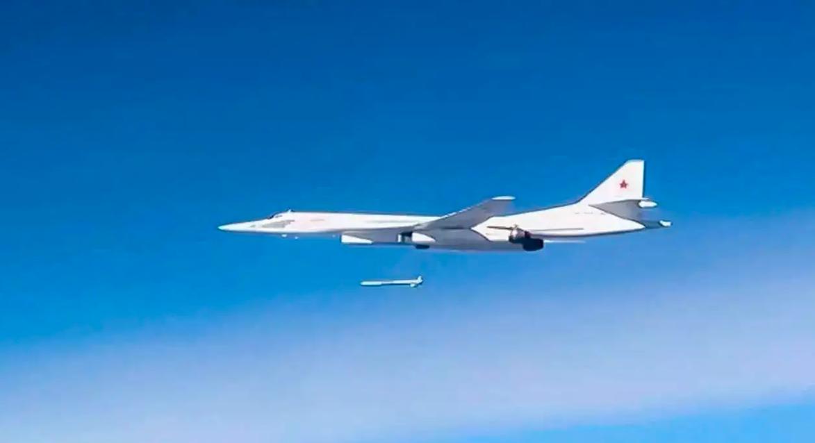 俄軍空襲常態化，第4代巡航飛彈參戰，大批北約武器葬身火海