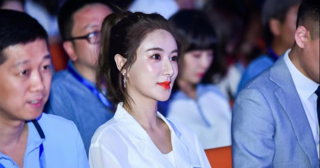 The two giants of live broadcasting, Weiya and Li Jiaqi, have a monthly ...