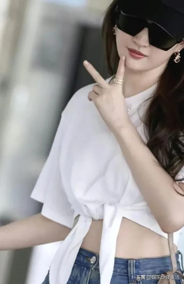 Liu Yifei is simple and stylish, white T-shirt and jeans show a ...