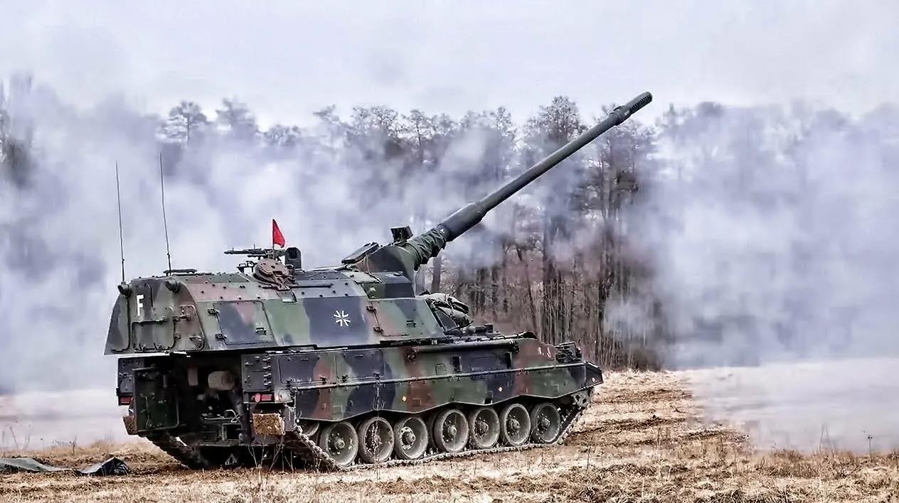 Pzh2000 self-propelled howitzer, equipped with a variety of NATO ...