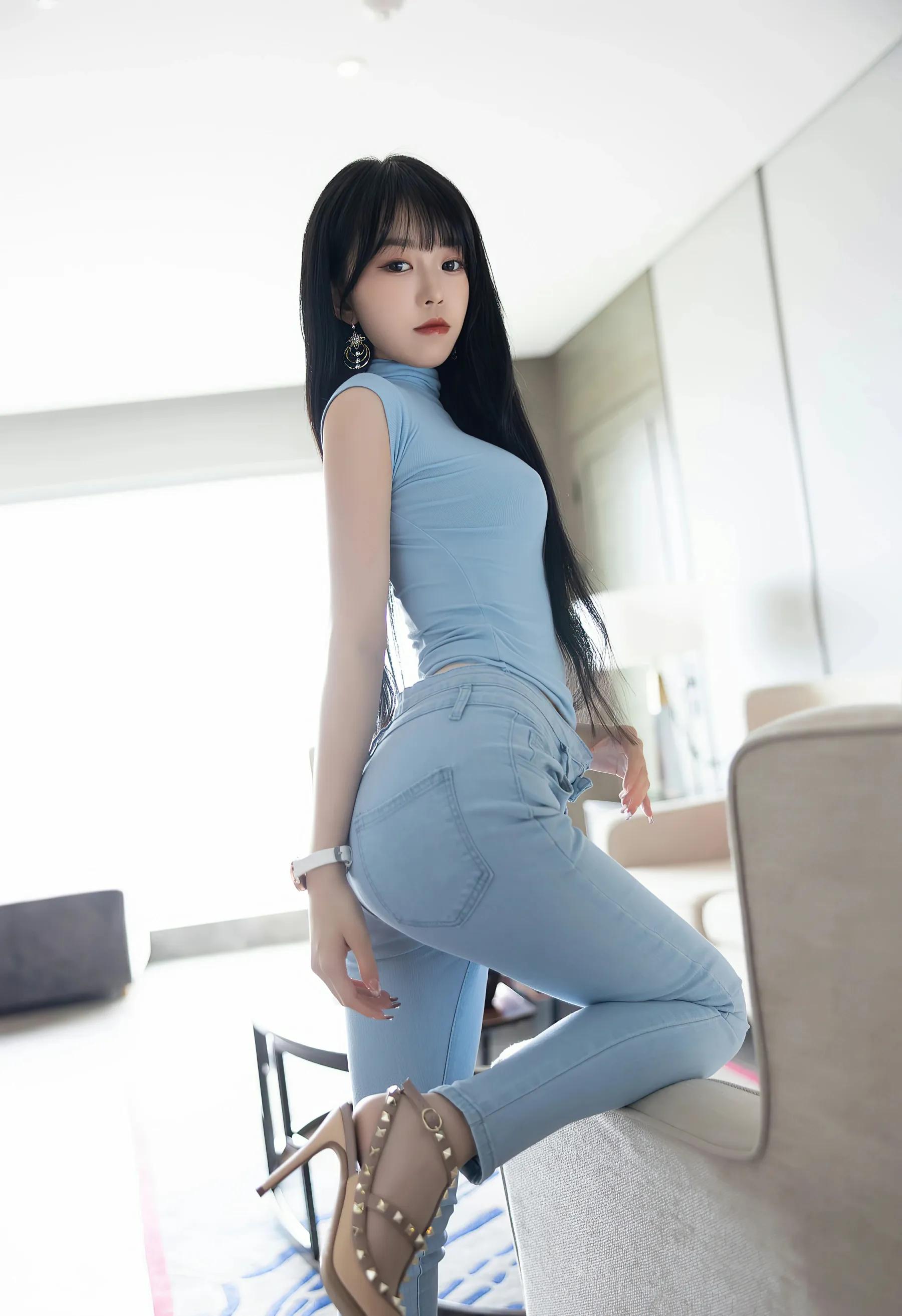 Simple and stylish blue skinny sleeveless top with skinny jeans. 