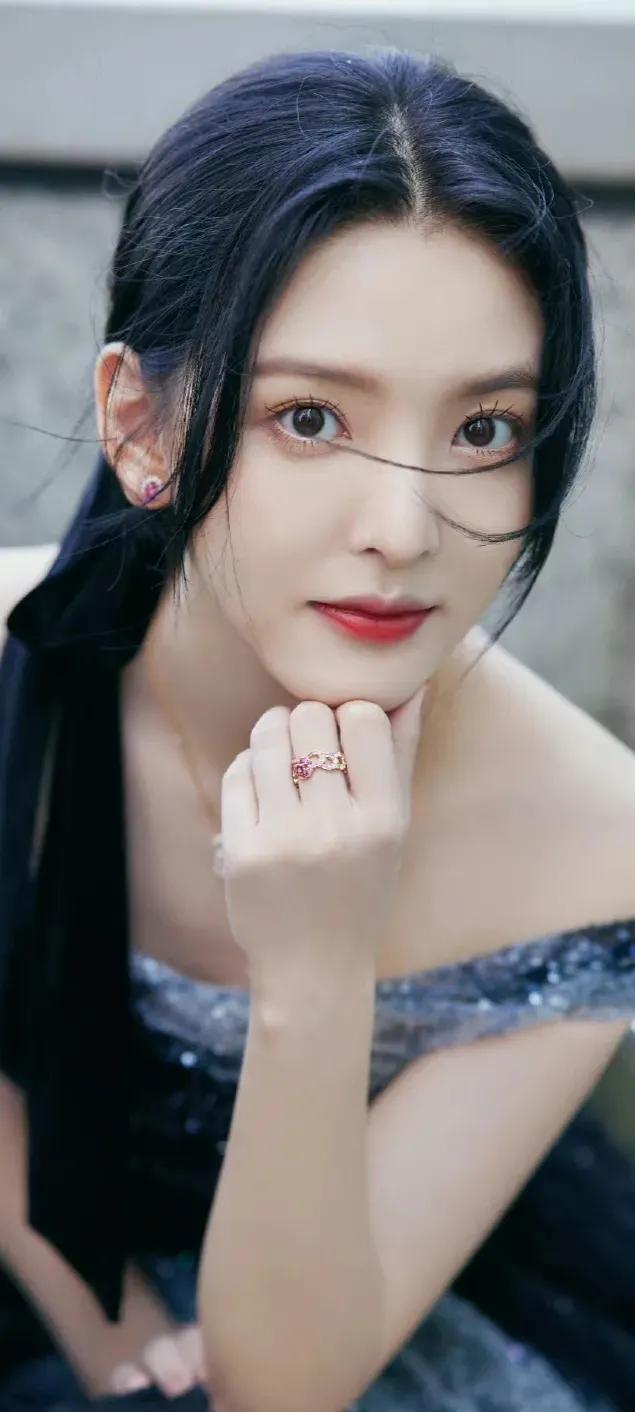 Zhang Ruonan's black ribbon skirt photo iNEWS