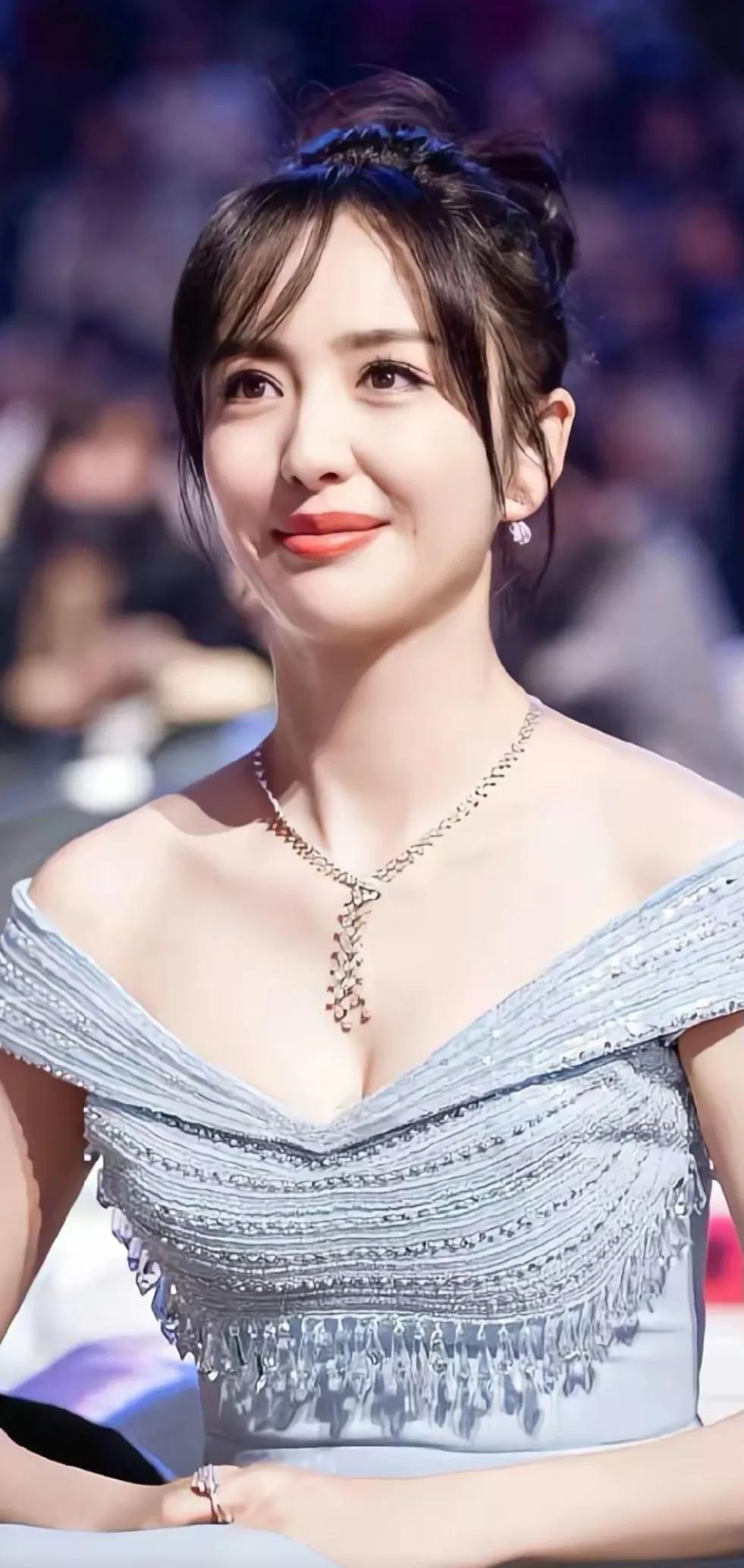 Flowers bloom and fall, time is not old, beauty in prosperity, graceful figure Tong Liya iNEWS